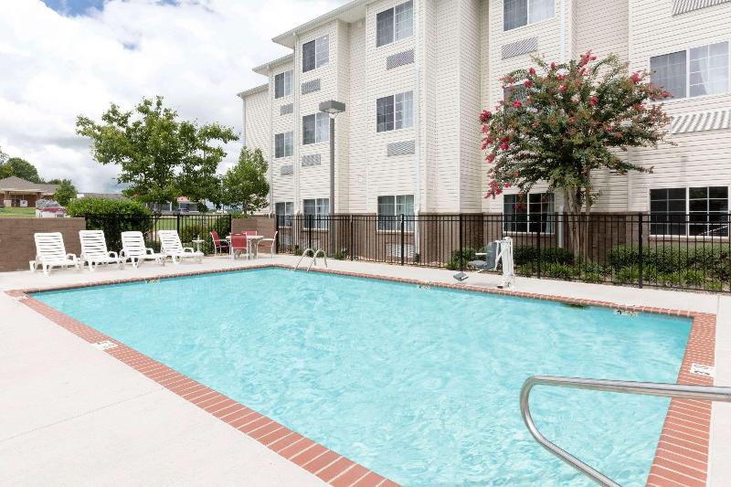 Starkville Inn & Suites image