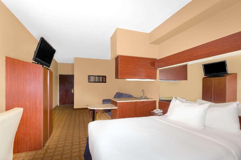 Starkville Inn & Suites image