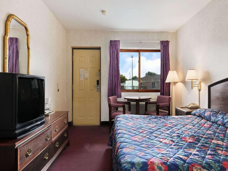 Travelodge by Wyndham Niagara Falls image