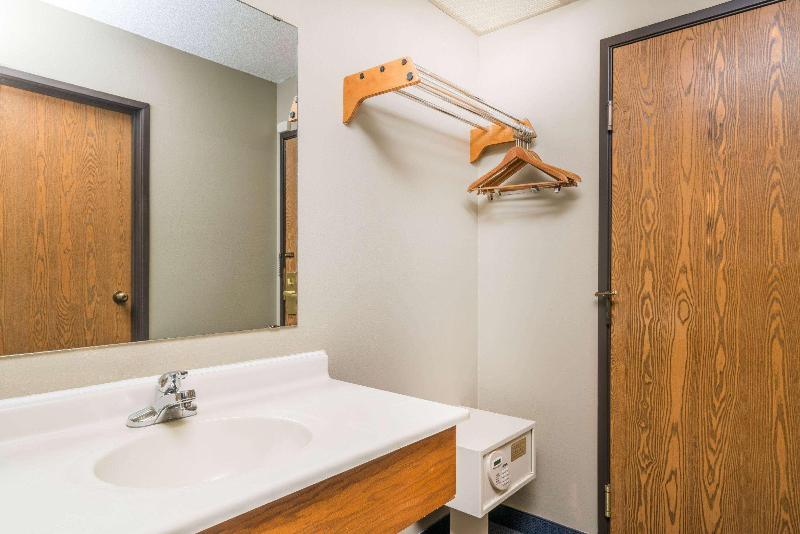 Super 8 by Wyndham Portage image