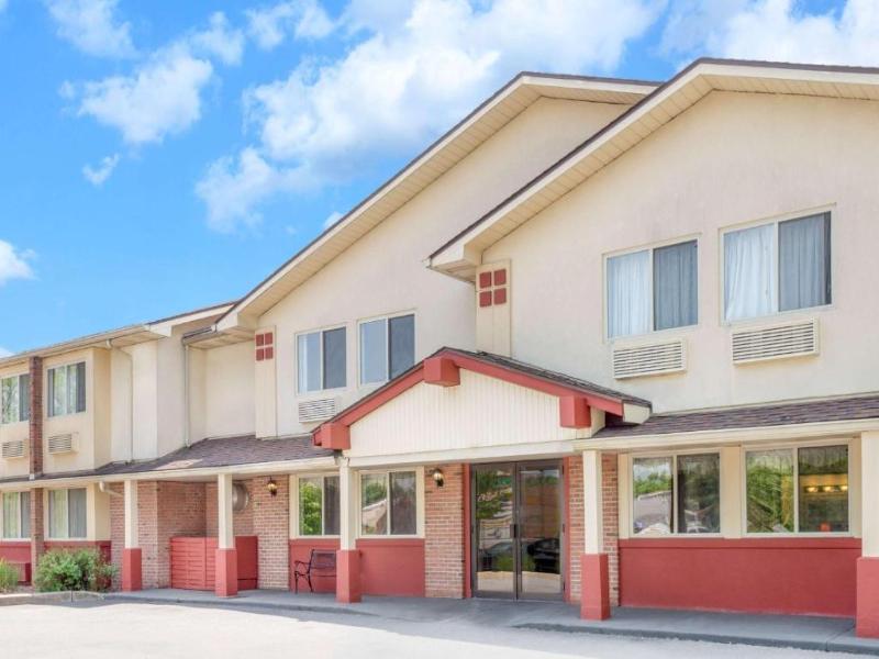 Super 8 by Wyndham Kingston image