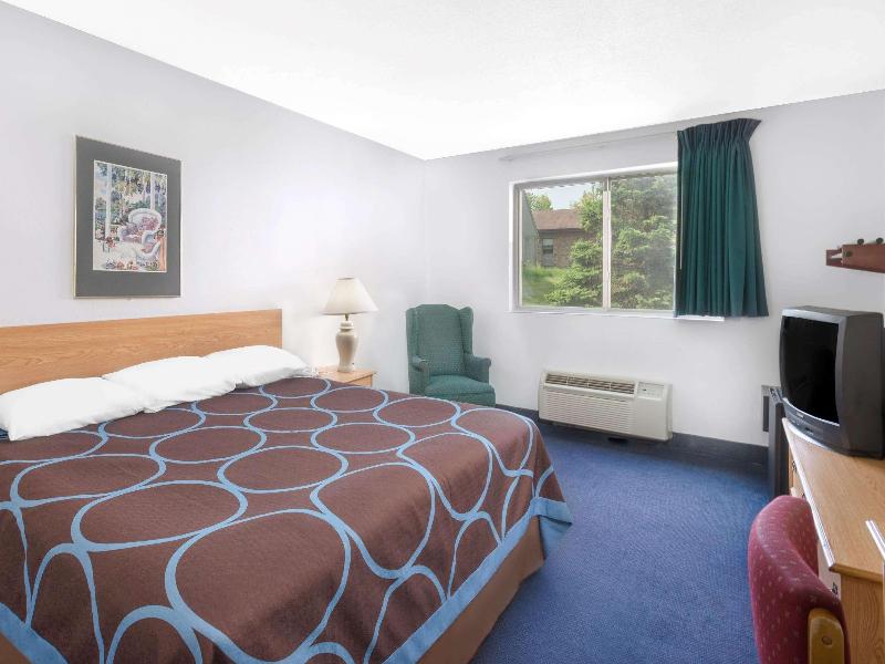 Super 8 by Wyndham Kingston image