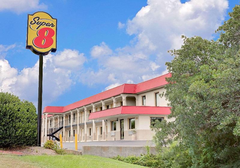 Super 8 By Wyndham Laurel image