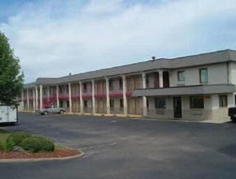Super 8 By Wyndham Laurel image