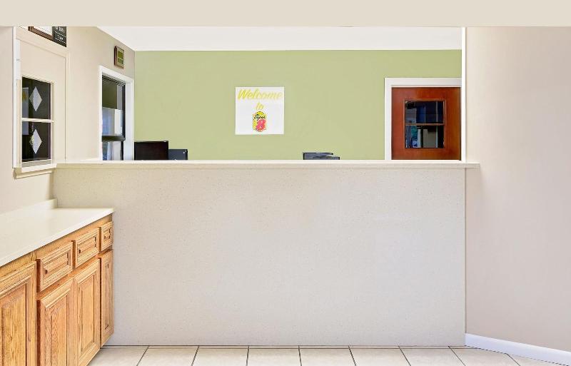 Super 8 By Wyndham Laurel image
