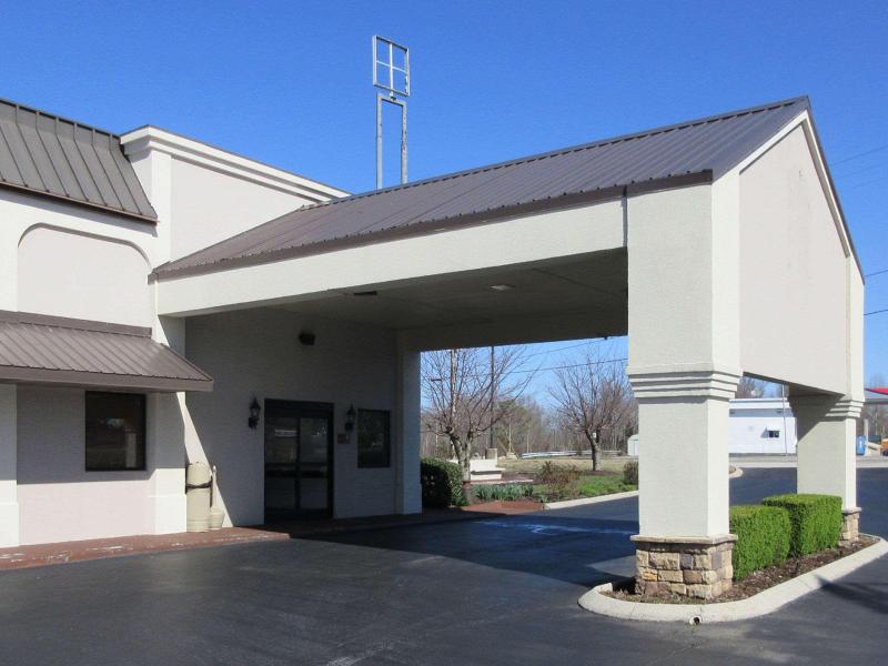 Super 8 by Wyndham Manchester TN — exterior view