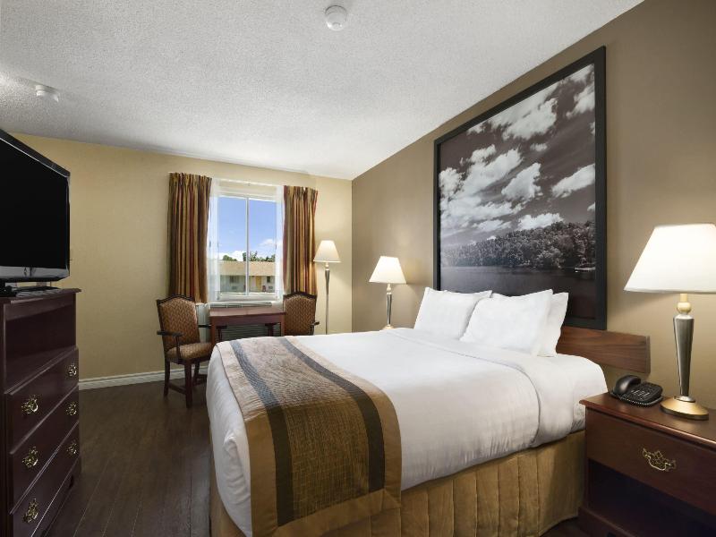 Super 8 By Wyndham Brockville image