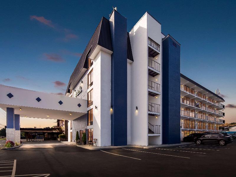 Clarion Inn & Suites near the Leconte Center Pigeo