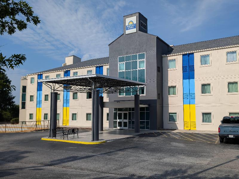 Days Inn & Suites Wyndham Augusta Near Fort Gordon