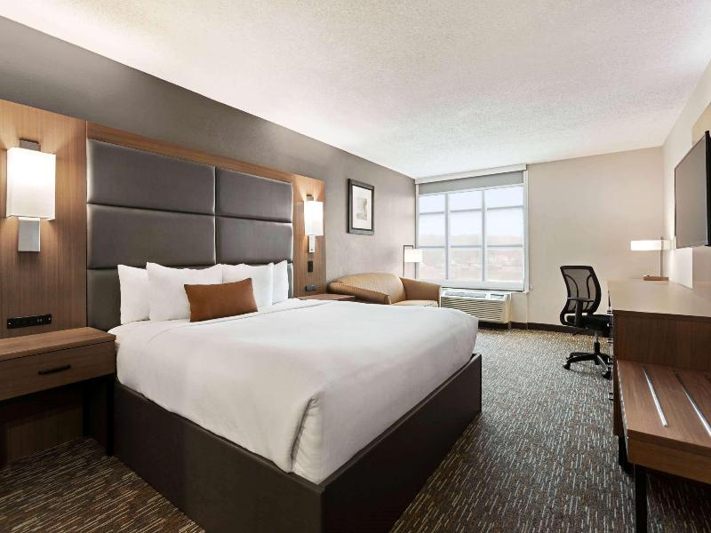 Wingate By Wyndham Cincinnati/Blue Ash image