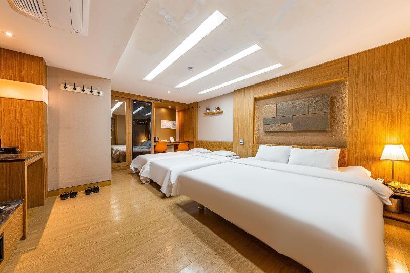D.H Naissance Hotel image