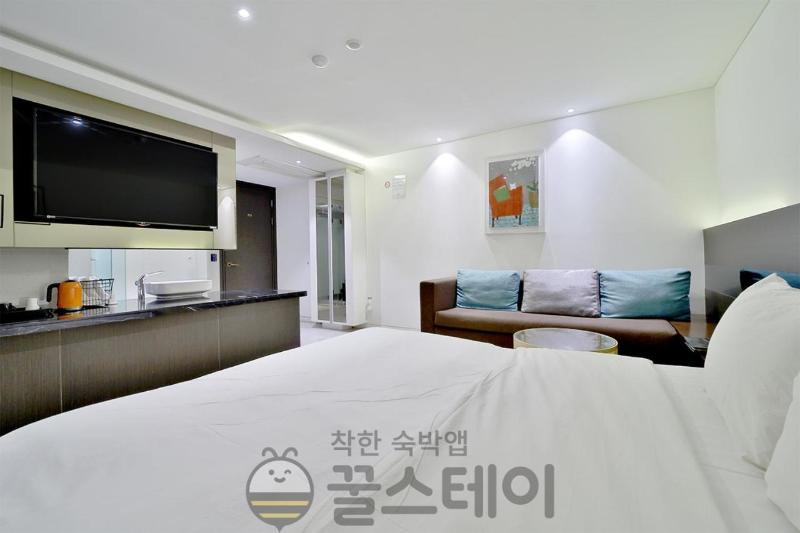 Golden Hotel image