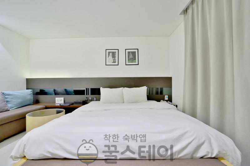 Golden Hotel image