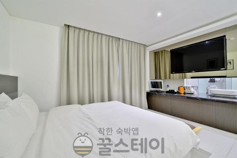 Golden Hotel image