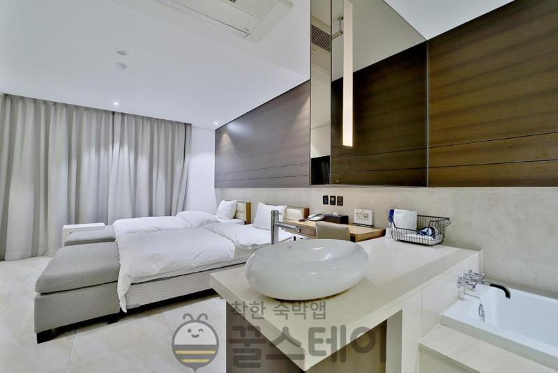Golden Hotel image