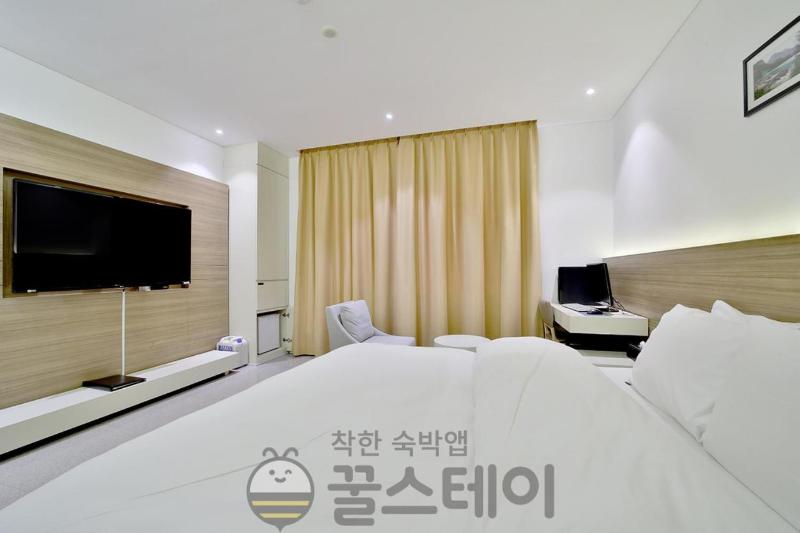Golden Hotel image