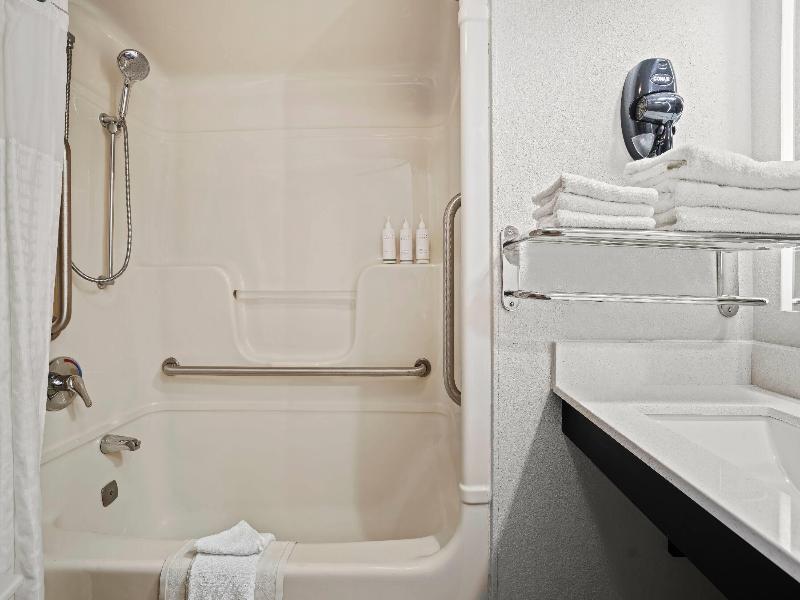Days Inn By Wyndham Utica image
