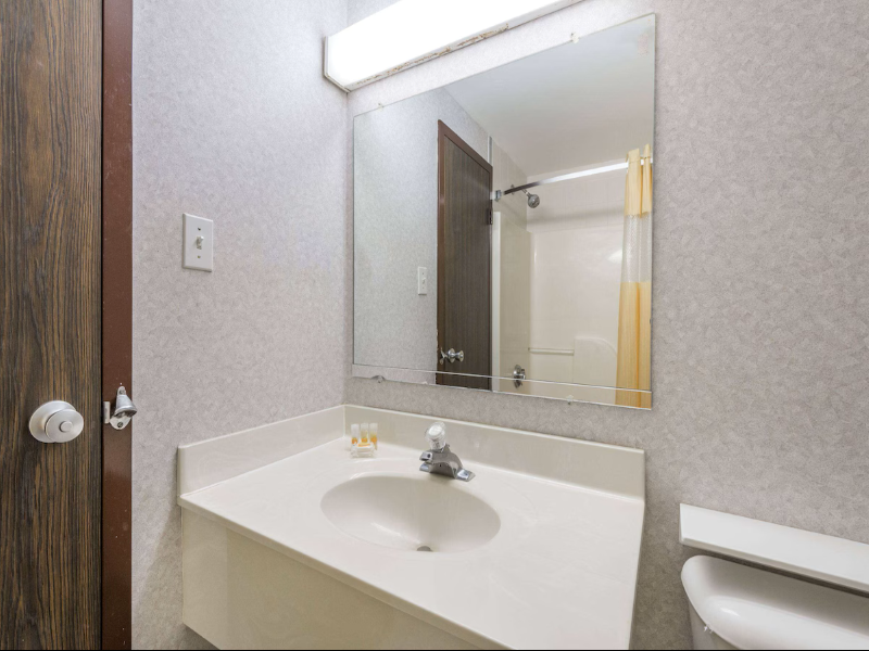 Days Inn by Wyndham Berlin Meriden image