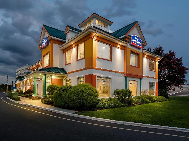 Howard Johnson Hotel By Wyndham Toms River image