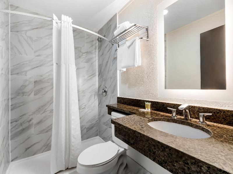 Howard Johnson Hotel By Wyndham Toms River image