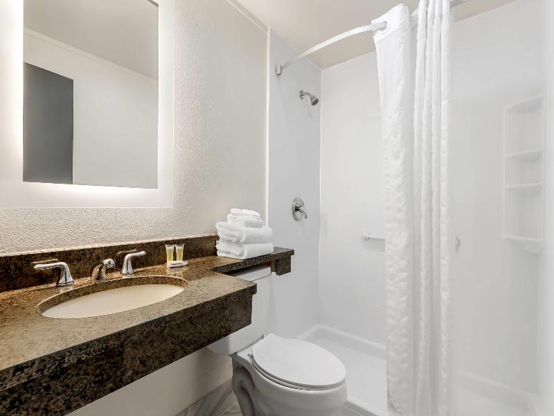 Howard Johnson Hotel By Wyndham Toms River image