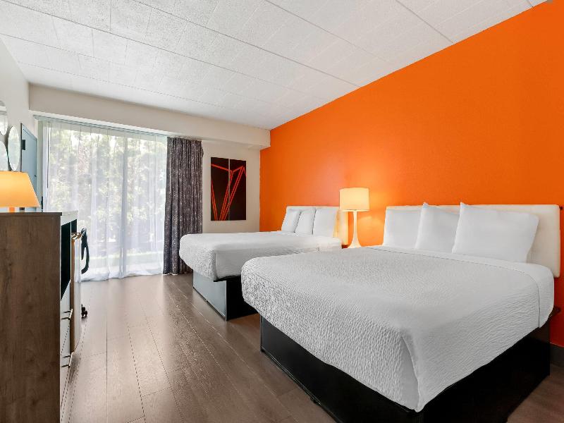 Howard Johnson Hotel By Wyndham Toms River image