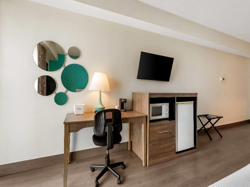 Howard Johnson Hotel By Wyndham Toms River image