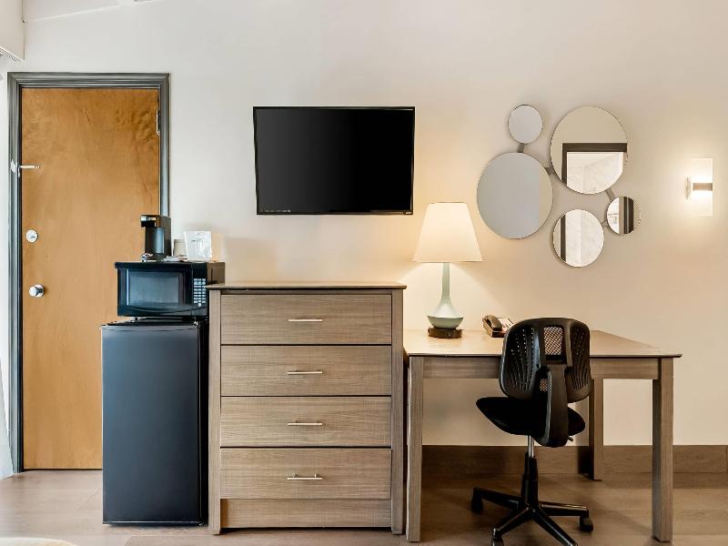 Howard Johnson Hotel By Wyndham Toms River image