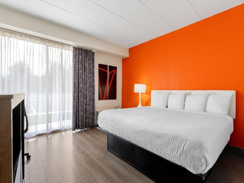 Howard Johnson Hotel By Wyndham Toms River image