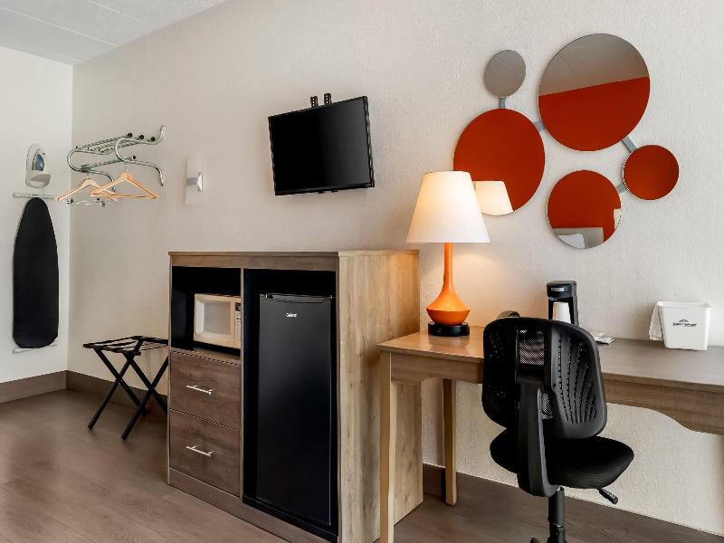 Howard Johnson Hotel By Wyndham Toms River image
