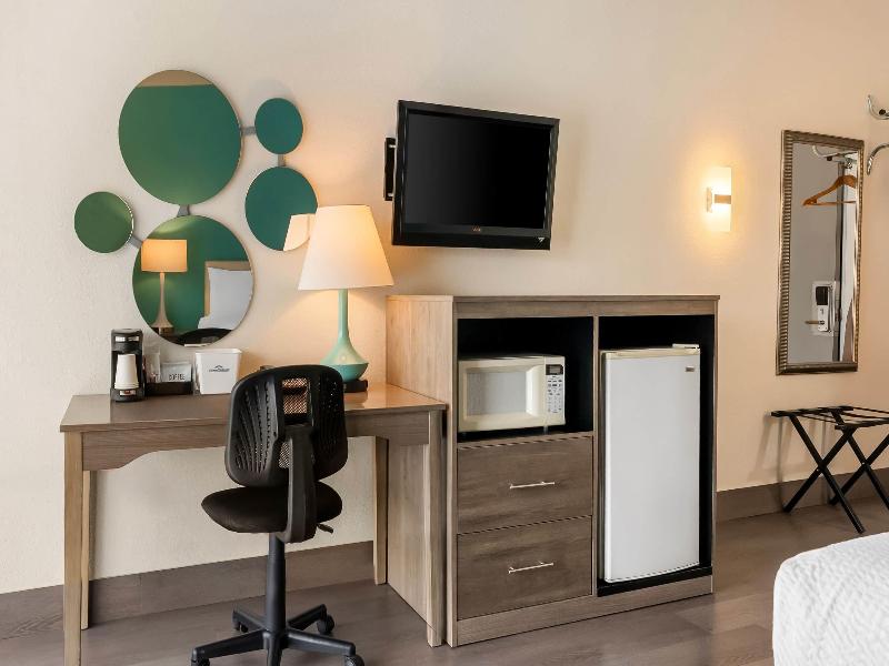 Howard Johnson Hotel By Wyndham Toms River image