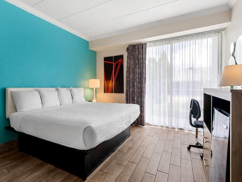 Howard Johnson Hotel By Wyndham Toms River image