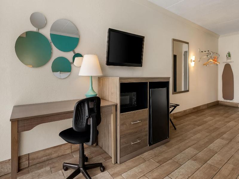 Howard Johnson Hotel By Wyndham Toms River image