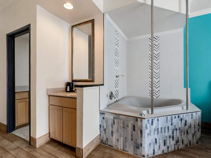 Howard Johnson Hotel By Wyndham Toms River image