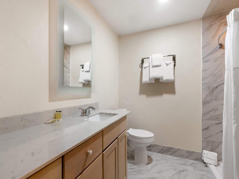 Howard Johnson Hotel By Wyndham Toms River image