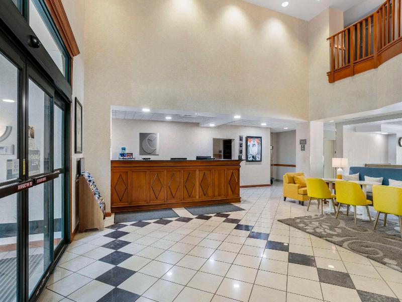 Comfort Inn and Suites Mt Laurel Cherry Hill image