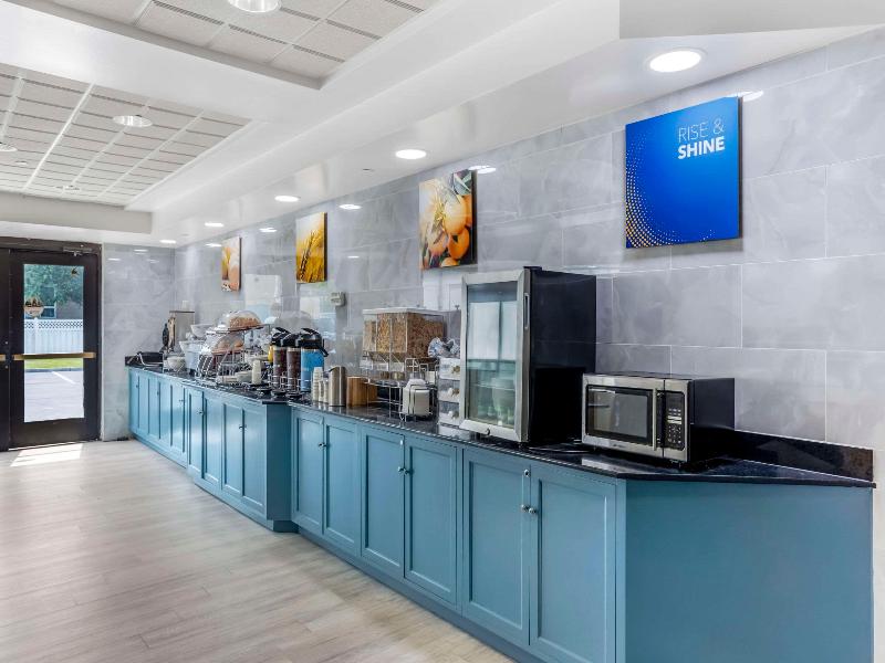 Comfort Inn and Suites Mt Laurel Cherry Hill image
