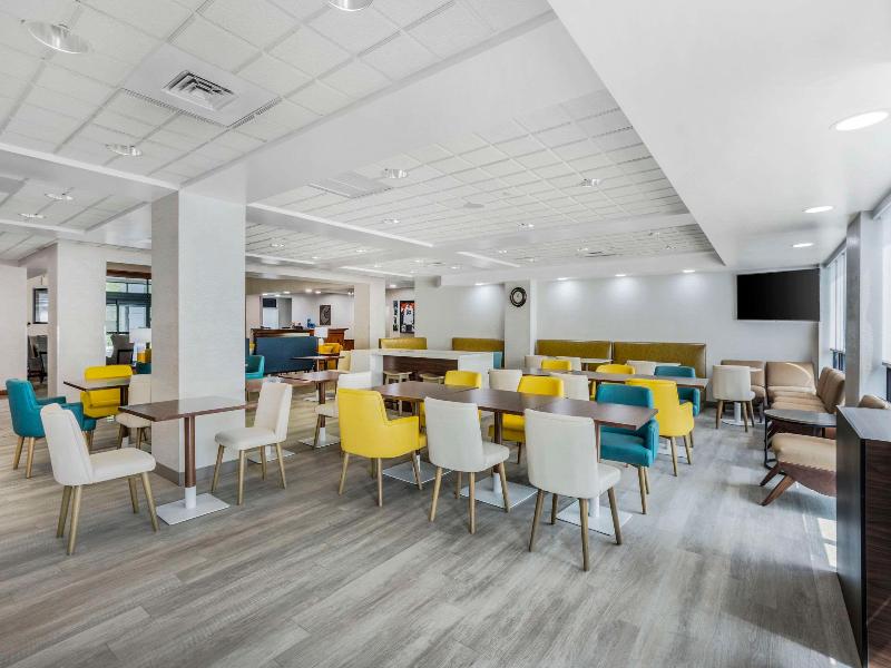 Comfort Inn and Suites Mt Laurel Cherry Hill image