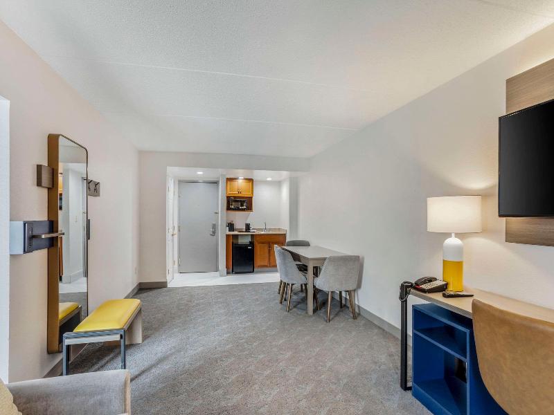 Comfort Inn and Suites Mt Laurel Cherry Hill image