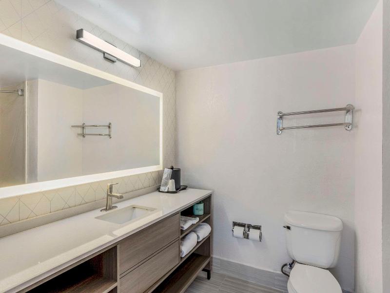Comfort Inn and Suites Mt Laurel Cherry Hill image