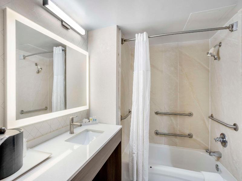Comfort Inn and Suites Mt Laurel Cherry Hill image