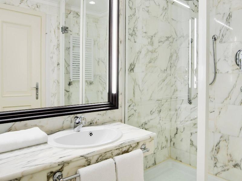 Stay in style at Sheraton Lake Como