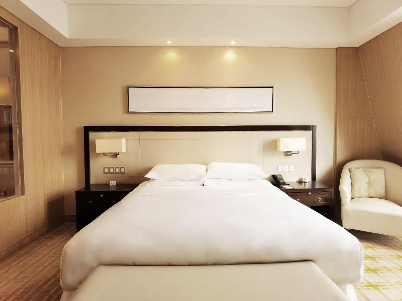 FAMILY ROOM KING SIZE BED