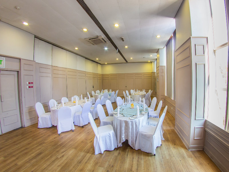 Cresta Jameson Hotel image