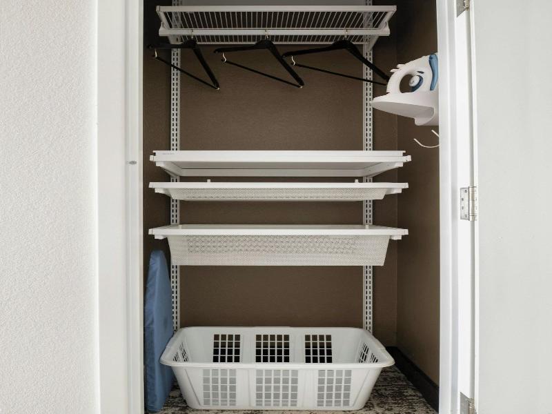 STUDIO KING SIZE BED