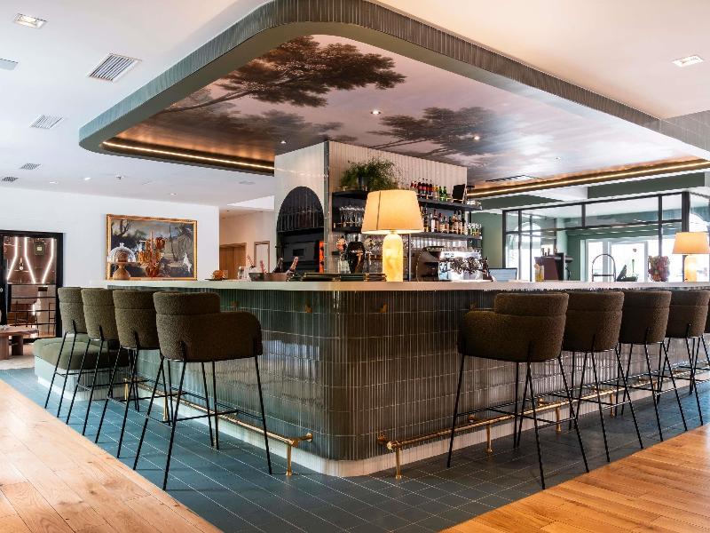 Mercure Maintenon image