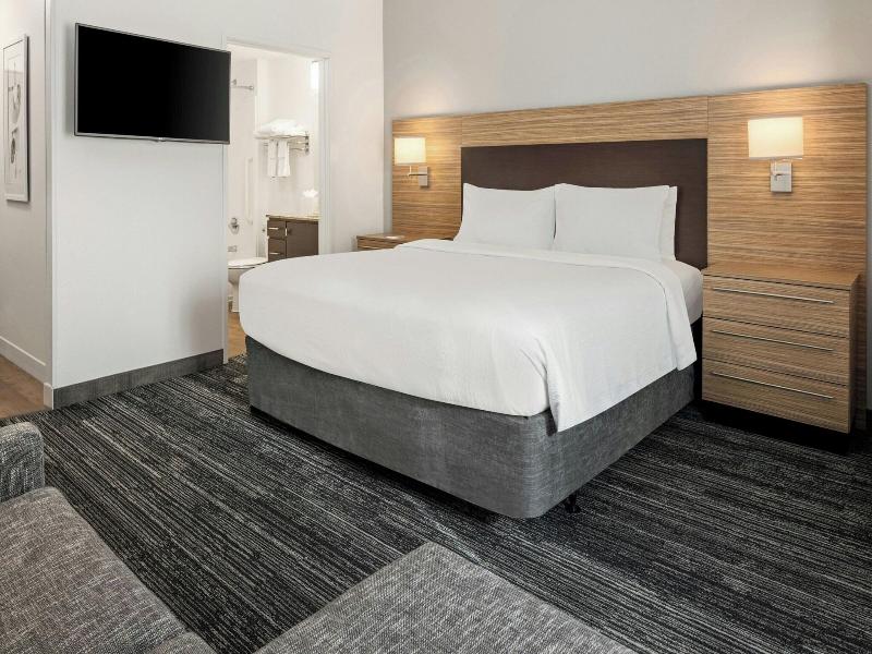 SUITE KING BED ONE BEDROOM — photo 15