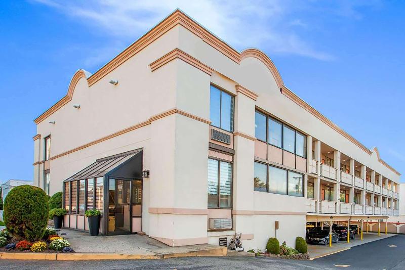 Super 8 By Wyndham Meadowlands image