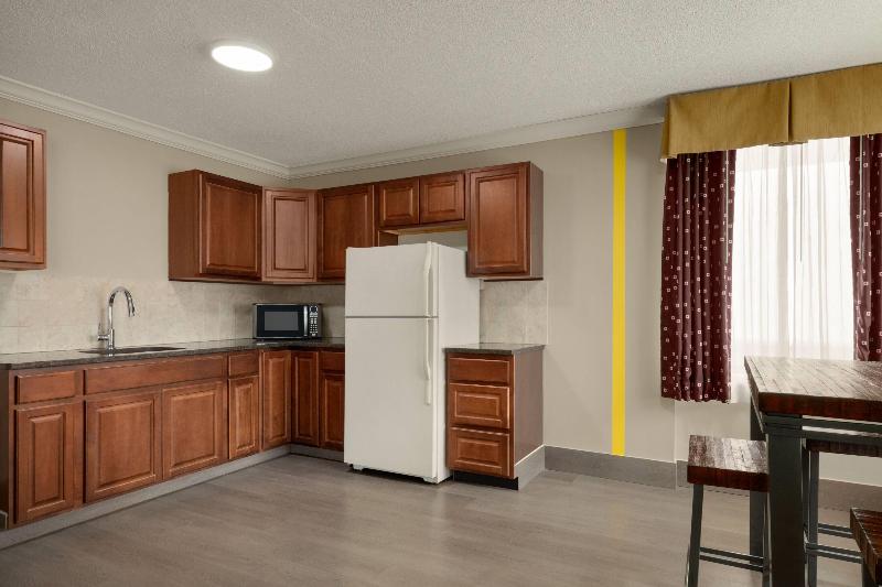 Super 8 By Wyndham Meadowlands image
