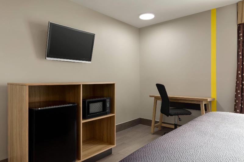 Super 8 By Wyndham Meadowlands image